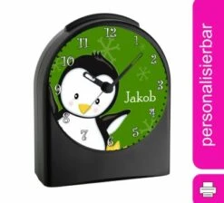 CreaDesign Kinder Funkwecker Personalisiert Mit Namen Pinguin Atom-/Funkuhr, 12-Stunden-Anzeigeformat, Schlummerfunktion, Nachtlicht, Geräuschlos/Ohne Ticken