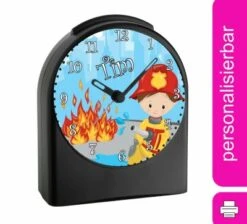 CreaDesign Kinder Funkwecker Personalisiert Mit Namen Feuerwehrmann Atom-/Funkuhr, 12-Stunden-Anzeigeformat, Schlummerfunktion, Nachtlicht, Geräuschlos/Ohne Ticken