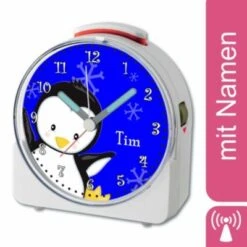 CreaDesign Kinder Funkwecker Weiß Personalisiert Mit Namen Pinguin Blau 12-Stunden-Anzeigeformat, Geräuschlos/Ohne Ticken, Nachtlicht